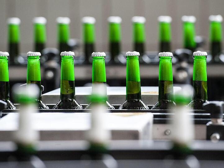 Auf Bieretiketten soll künftig stehen, wie viel Kalorien der Gerstensaft hat.