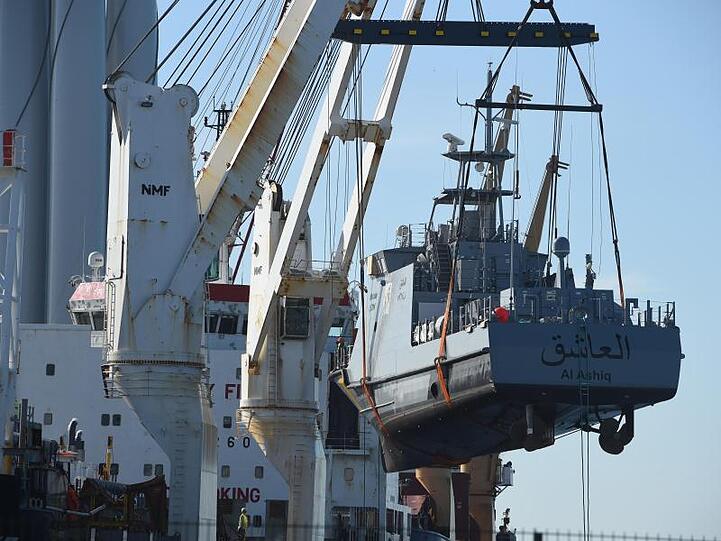 Ein Küstenschutzboot für Saudi-Arabien wird im Hafen Mukran in Mecklenburg-Vorpommern auf ein Transportschiff verladen.