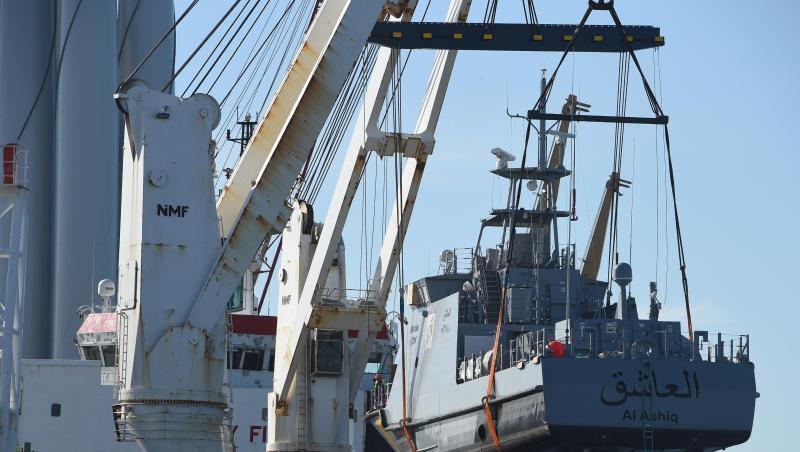 Ein Küstenschutzboot für Saudi-Arabien wird im Hafen Mukran in Mecklenburg-Vorpommern auf ein Transportschiff verladen. Ein Küstenschutzboot für Saudi-Arabien wird im Hafen Mukran in Mecklenburg-Vorpommern auf ein Transportschiff verladen.