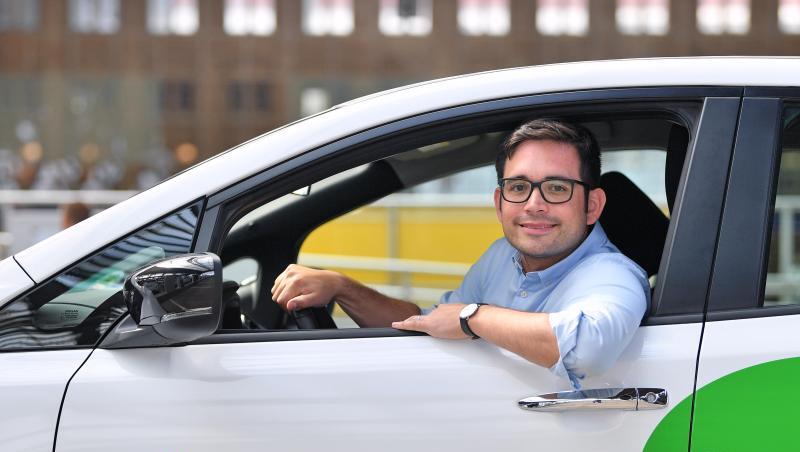 Bruno Ginnuth, Geschäftsführer von CleverShuttle, sitzt in einem Fahrzeug. Foto: Hendrik Schmidt/zb/dpa/Archivbild Bruno Ginnuth, Geschäftsführer von CleverShuttle, sitzt in einem Fahrzeug. Foto: Hendrik Schmidt/zb/dpa/Archivbild