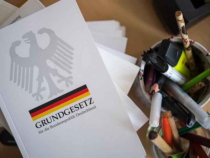 Das Verhältnis zwischen Kindern, Eltern und Staat ist in Artikel 6 des Grundgesetzes geregelt.