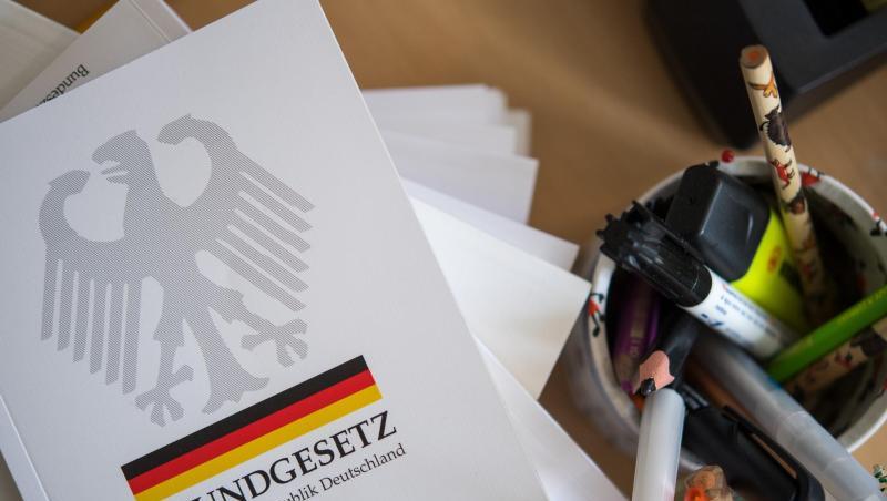 Das Verhältnis zwischen Kindern, Eltern und Staat ist in Artikel 6 des Grundgesetzes geregelt. Das Verhältnis zwischen Kindern, Eltern und Staat ist in Artikel 6 des Grundgesetzes geregelt.