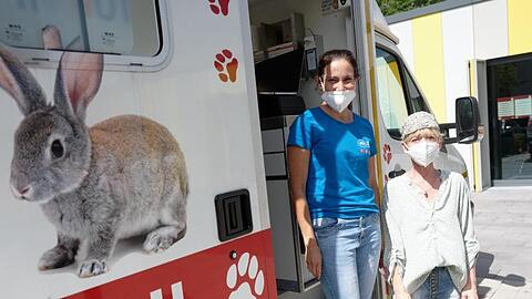 Die Tierärztin Claudia Gomez (l) und ihre Assistentin Elke Wolf warten vor dem Tierarztmobil auf ihre vierbeinigen Patienten.