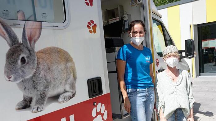 Die Tierärztin Claudia Gomez (l) und ihre Assistentin Elke Wolf warten vor dem Tierarztmobil auf ihre vierbeinigen Patienten.