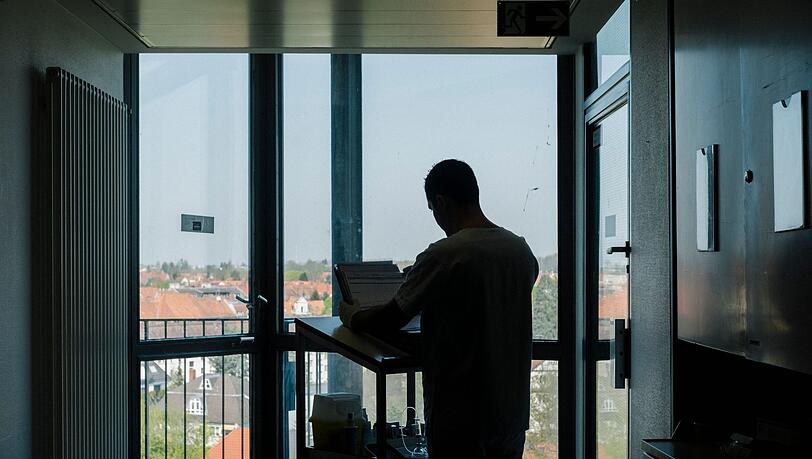 Ein Krankenpfleger aus Albanien in der Neurochirurgie der Charité in Berlin. Ein Krankenpfleger aus Albanien in der Neurochirurgie der Charité in Berlin.