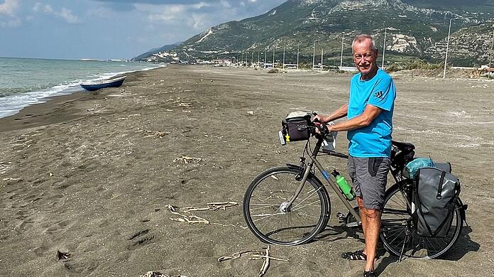 Nach sechs Wochen, 3700 Kilometern und 17000 Höhenmetern in Samandag: Peter Harnisch am südlichsten Zipfel der Türkei an der Grenze zu Syrien.