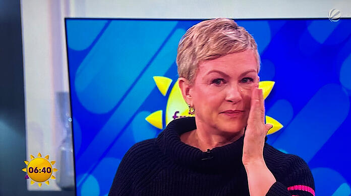 "Frühstücksfernsehen"-Moderatorin Karen Heinrichs kann ihre Tränen in der Live-Sendung nicht zurückhalten.