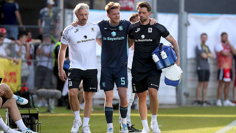 Das bittere Ende seiner zwei Jahre beim TSV 1860 – oder? Thore Jacobsen (Mitte) wird nach seinem folgenschweren Crash mit Würzburgs Schlussmann vom Platz gebracht. Das bittere Ende seiner zwei Jahre beim TSV 1860 – oder? Thore Jacobsen (Mitte) wird nach seinem folgenschweren Crash mit Würzburgs Schlussmann vom Platz gebracht.