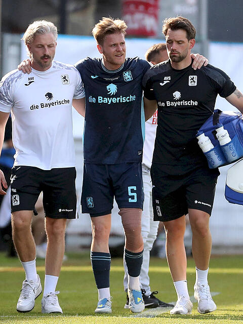 Das bittere Ende seiner zwei Jahre beim TSV 1860 &ndash; oder? Thore Jacobsen (Mitte) wird nach seinem folgenschweren Crash mit W&uuml;rzburgs Schlussmann vom Platz gebracht.