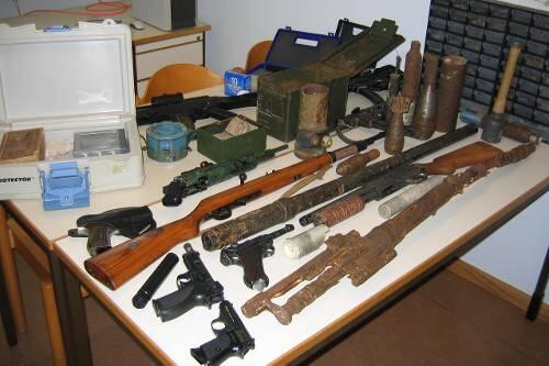 Immer wieder findet die Polizei illegale Waffen, wie hier in Straubing