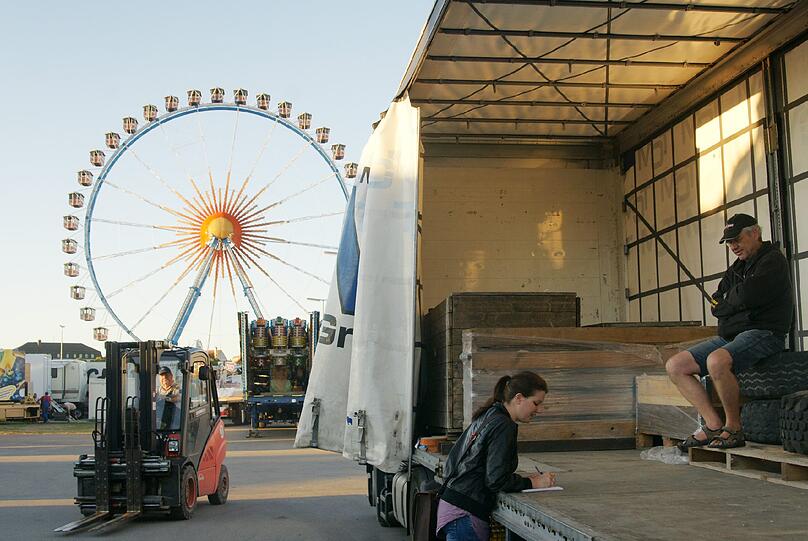 Einladen, ausladen, anliefern: Unter dem mächtigen Riesenrad herrscht täglich reges Treiben...