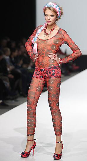 Bei diesem Modell sind alle empfindlichen Körperteile bedeckt. Da kann man doch glatt auf das Eincremen verzichten, denn mit dem Ganzköper-Anzug bekommt man garantiert keinen Sonnenbrand.