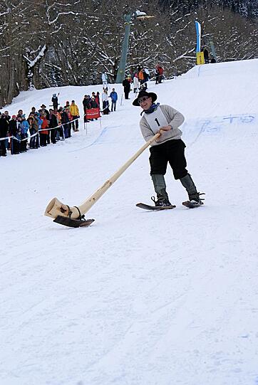 Mutige Fassdauben-Fahrer stürzen sich den Jaudenhang in Lenggries hinunter. Perfektes Bergwetter, gute Stimmung und Freibier machten die Veranstaltung zu einem gelungenen Event.