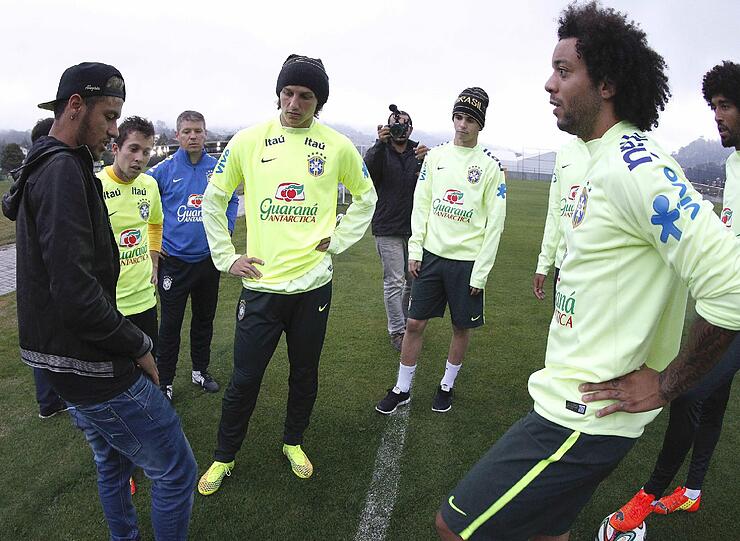 Weitere Bilder von Neymars Besuch beim Training der brasilianischen Nationalelf. Diese bereitet sich auf das Spiel um Platz 3 gegen die Niederlande vor.