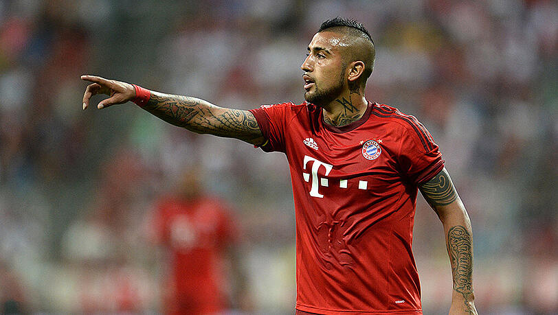Arturo Vidal (28) kam von Juventus Turin zum FC Bayern und ist der Königstransfer des deutschen Rekordmeisters. Die Ablöse soll bei 37 Millionen Euro liegen. Der Chilene unterschrieb einen Vierjahres-Vertrag, der ihm angeblich 6,5 Mio Euro Gehalt im Jahr zusichert.
Arturo Vidal (28) kam von Juventus Turin zum FC Bayern und ist der Königstransfer des deutschen Rekordmeisters. Die Ablöse soll bei 35 Millionen Euro liegen. Der Chilene unterschrieb einen Vierjahres-Vertrag, der ihm angeblich 6,5 Mio Euro Gehalt im Jahr zusichert. Arturo Vidal (28) kam von Juventus Turin zum FC Bayern und ist der Königstransfer des deutschen Rekordmeisters. Die Ablöse soll bei 37 Millionen Euro liegen. Der Chilene unterschrieb einen Vierjahres-Vertrag, der ihm angeblich 6,5 Mio Euro Gehalt im Jahr zusichert.
Arturo Vidal (28) kam von Juventus Turin zum FC Bayern und ist der Königstransfer des deutschen Rekordmeisters. Die Ablöse soll bei 35 Millionen Euro liegen. Der Chilene unterschrieb einen Vierjahres-Vertrag, der ihm angeblich 6,5 Mio Euro Gehalt im Jahr zusichert.