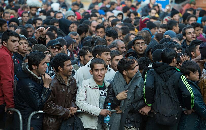 Der Zustrom von Flüchtlingen an der österreichisch-deutschen Grenze reißt nicht ab.