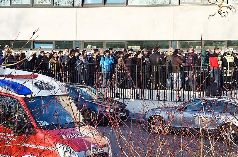 Nach erneuten Beschwerden am frühen Abend mussten sich rund 500 Mitarbeiter einer ärztlichen Untersuchung unterziehen.