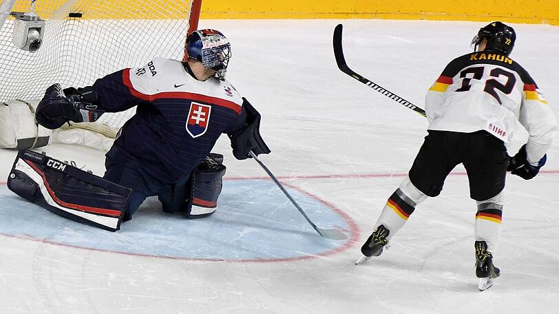 Dominik Kahun erzielt den entscheidenden Penalty gegen die Slowakei.
