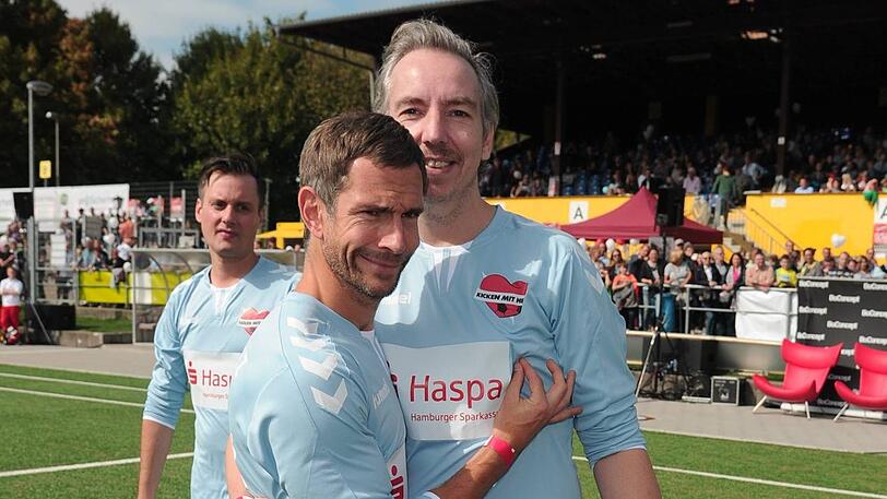 Kicker aus Leidenschaft: Micky Beisenherz (l.) mit Songwriter und Moderator Olli Schulz.