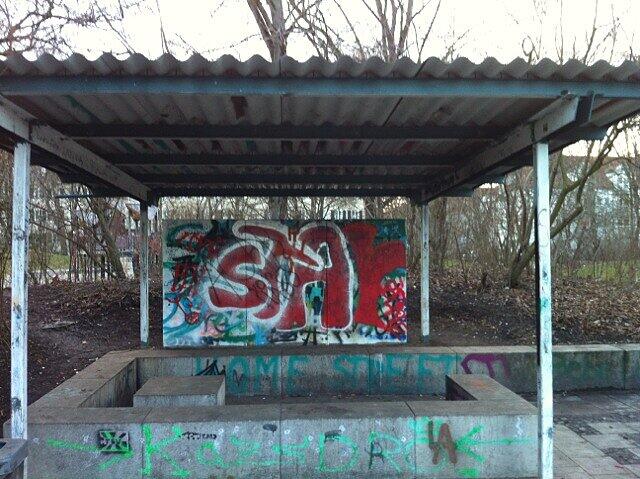 Müll und Scherben sind auf diesem Spielplatz in Laim ein Problem. Nun kümmert sich der BA um eine Lösung.