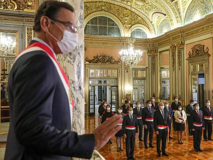 Auf diesem vom peruanischen Präsidentenamt zur Verfügung gestellten Bild winkt Martin Vizcarra (l.), Präsident von Peru, nach der Ernennung seines neuen Kabinetts.
