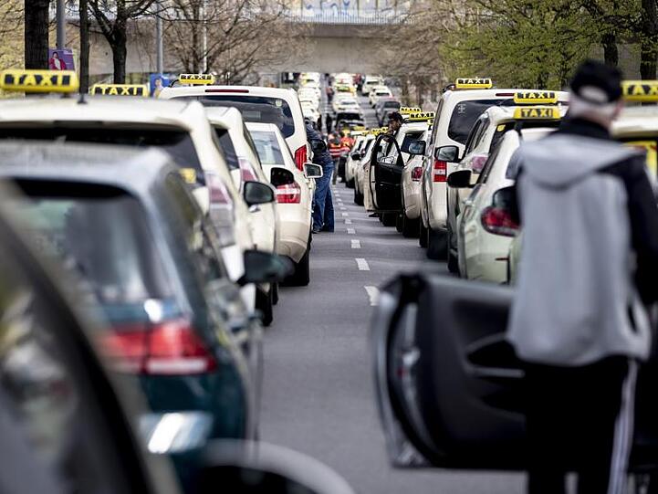 Taxis stehen auf einer Straße nahe des Flughafen Tegels. Aufgrund eines Protests von Taxifahrern sind die Verkehrsverbindungen zum Flughafen Tegel unterbrochen.