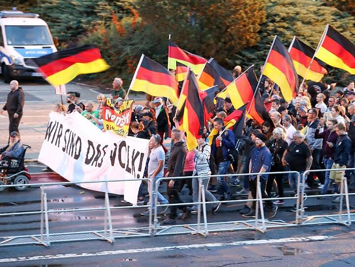 "Wir sind das Volk" - eine von "Pro Chemnitz" organisierte Demonstration zieht durch die Stadt.