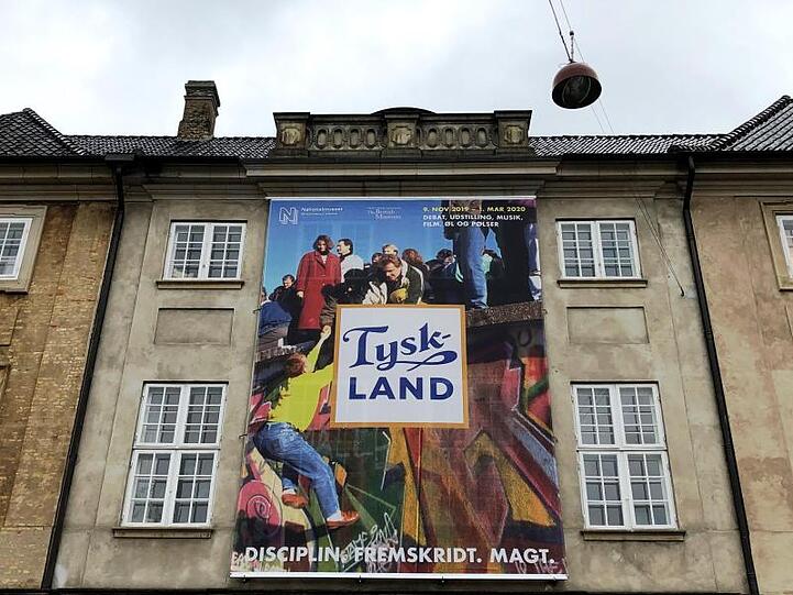 Die Deutschland-Ausstellung im Nationalmuseum mit dem quadratischen Logo "Tyskland".