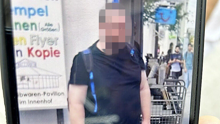 So stand der Angreifer mit Messer da, bis die Polizei kam. So stand der Angreifer mit Messer da, bis die Polizei kam.