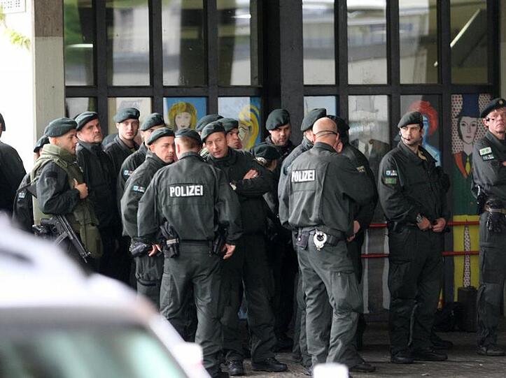 Polizei vor dem Sankt-Augustin-Gymnasium: Am 11. Mai 2009 plante die Täterin einen Amoklauf