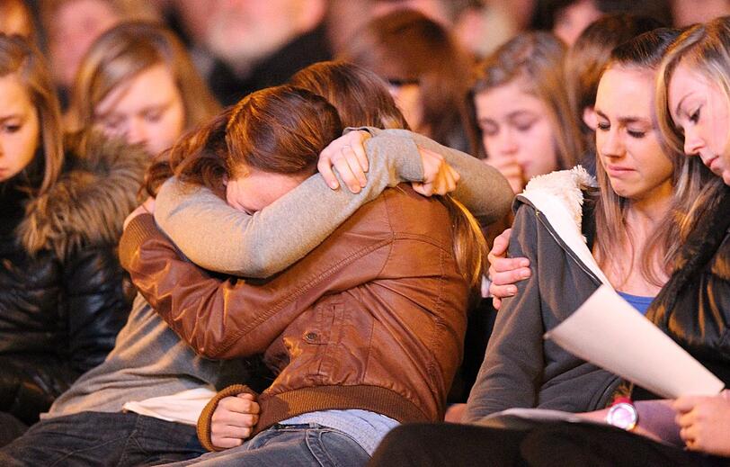 Der schwerste Gang der Angehörigen: Eltern, Verwandte und Freunde haben den Tunnel besucht, in dem 28 Menschen, darunter 22 Kinder in der Schweiz ums Leben gekommen sind. Ganz Belgien und die Schweiz versinkt in tiefer Trauer. Die Bilder
