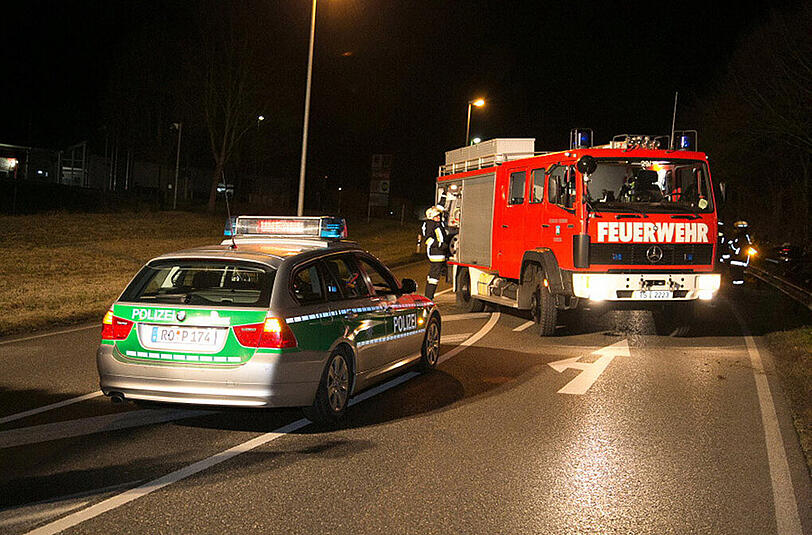 Bilder vom Unfallort in Trostberg: Der alkoholisierte Fahrer (23 J.) wurde schwer verletzt.