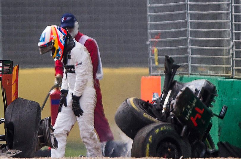 Schock-Moment zum WM-Auftakt der Formel 1 in Melbourne. Fernando Alonso ist in einen Horror-Crash verwickelt. Die Bilder vom Unfall.