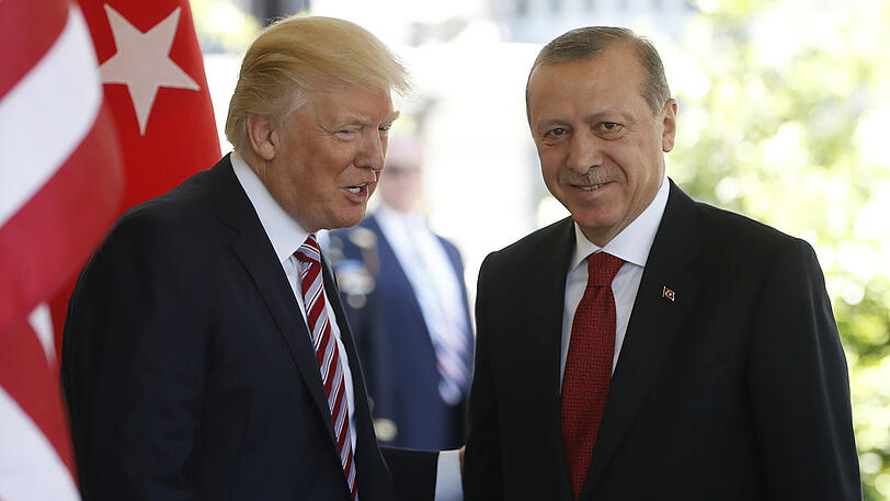 Erdogan (rechts) bekräftigte beim Treffen mit Trump, an der Zusammenarbeit mit den USA im Kampf gegen den Terrorismus festhalten zu wollen.