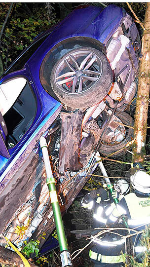 Der hochmotorisierte Audi landete fast senkrecht an einem Baum. Die beiden 18-Jährigen Insassen blieben unverletzt.