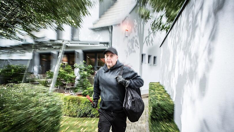 Ein Alarm soll den Täter in die Flucht schlagen und dafür sorgen, dass der Einbruch bereits beim Versuch abgebrochen wird. Ein Alarm soll den Täter in die Flucht schlagen und dafür sorgen, dass der Einbruch bereits beim Versuch abgebrochen wird.