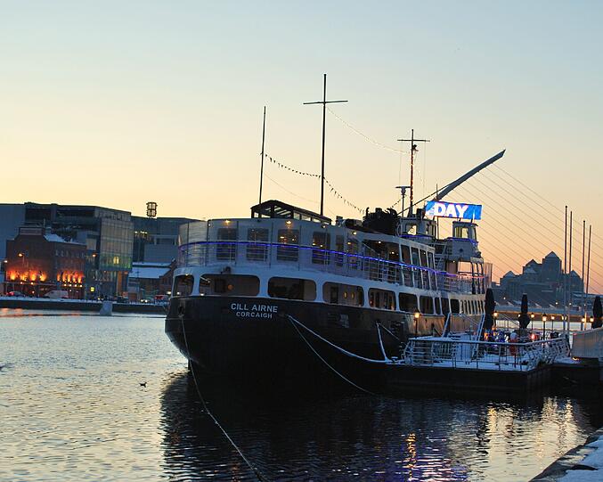 Das schwimmende Restauran Cill Airne liegt malerisch vor den Docklands.