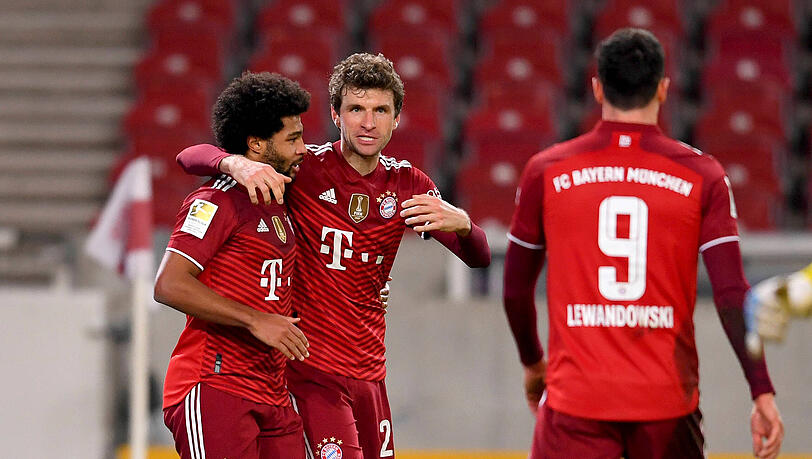 Serge Gnabry (l.), Thomas Müller (m.) und Robert Lewandowski bejubeln den 5:0-Sieg in Stuttgart.
