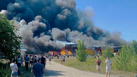 Rauchschwaden steigen nach dem Einschlag einer russischen Rakete im belebten Einkaufszentrum von Krementschuk auf.