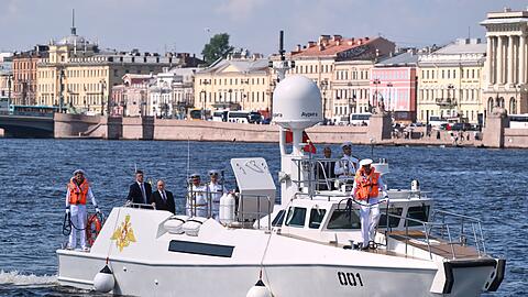 Putin besucht eine Übung der russischen Kriegsmarine.