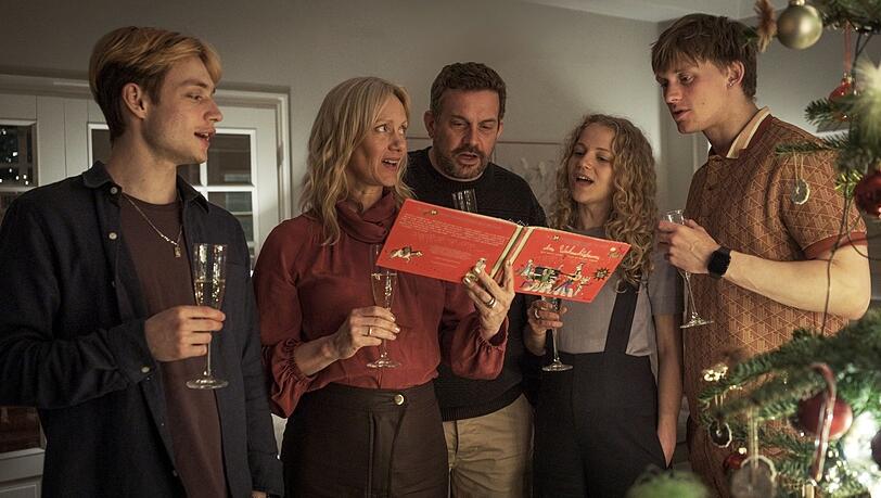 Ein Fest, nachdem alles auseinanderging: Sohn (Philip Müller), Ehefrau (Anna Schudt), die Hauptfigur Hannes (Sebastian Bezzel) und Tochter (Kya-Celina Barucki) mit peinlichem Freund (Enzo Brumm).