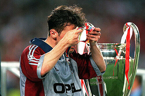 26. Mai 1999 in Barcelona: Schnell streift Lothar Matthäus die Verlierer-Medaille wieder ab