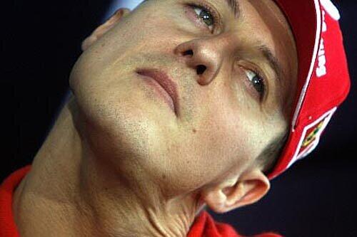 Der Nacken schmerzt, aber trotzdem überlegt Michael Schumacher, wieder Formel 1 zu fahren.