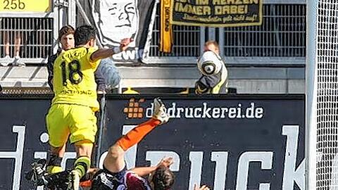 Fehlerkette: Harvard Nordtveit, Javier Pinola und Dominic Maroh (v.r.) stehen brav Spalier beim ersten Streich von Barrios.