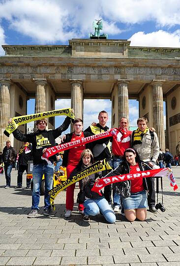 Fans vom FC Bayern München und Borussia Dortmund stehen gemeinsam am Samstag (12.05.2012) vor dem Brandenburger Tor in Berlin.