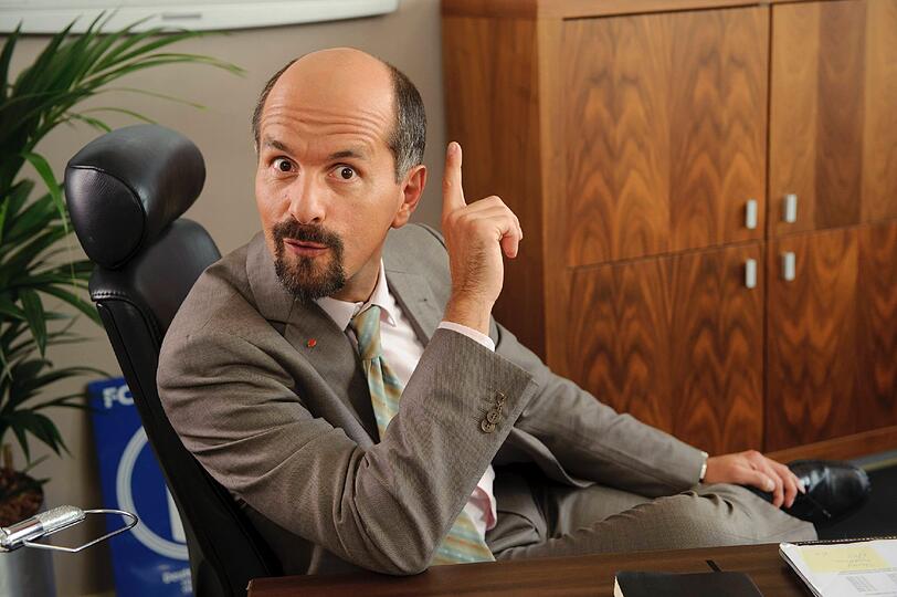 Stromberg ist zurück! Jetzt läuft auf Pro Sieben die fünfte Staffel der Kult-Serie an. Wir zeigen zur Einstimmung die besten Sprüche des ewigen Ekel-Chefs. Los geht's mit diesem hier: "Ich mach's wie der liebe Gott. Der lässt sich auch nicht so oft blicken und hat trotzdem ein gutes Image." Stromberg ist zurück! Jetzt läuft auf Pro Sieben die fünfte Staffel der Kult-Serie an. Wir zeigen zur Einstimmung die besten Sprüche des ewigen Ekel-Chefs. Los geht's mit diesem hier: "Ich mach's wie der liebe Gott. Der lässt sich auch nicht so oft blicken und hat trotzdem ein gutes Image."