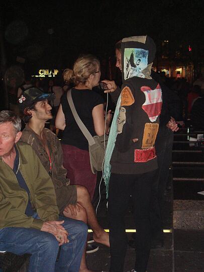 Viele schauen nur zu - die Occupy-Bewegung an der New Yorker Wall Street ist zum Publikumsmagneten geworden.