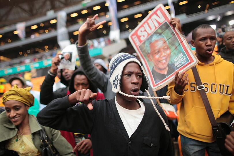 Südafrika verabschiedet sich von Nelson Mandela. Um 14 Uhr MEZ beginnt die gigantische Trauerfeier, die auf 90 Leinwände im Land übertragen wird. So langsam füllen sich die Plätze im Land. Hier die Bilder...