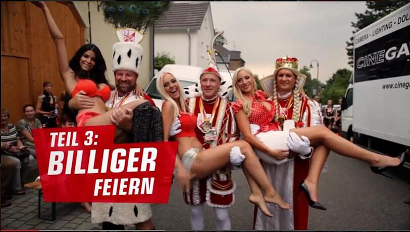 Damit meint Redcoon offenbar knapp bekleidete Blondinen.