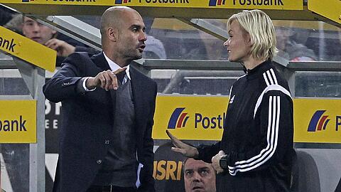 Bayern-Coach Pep Guardiola vergisst seine guten Manieren und geht die vierte Schiedsrichterin Bibiana Steinhaus an.